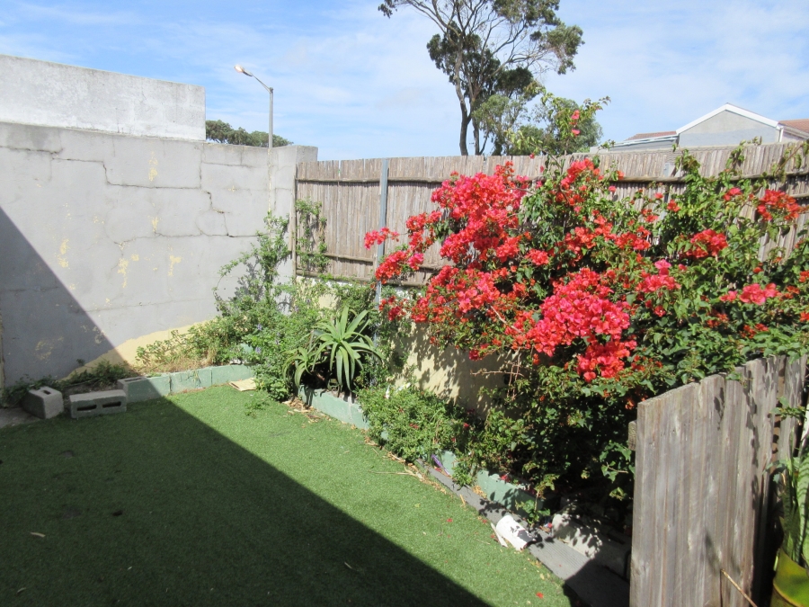 2 Bedroom Property for Sale in Lentegeur Western Cape